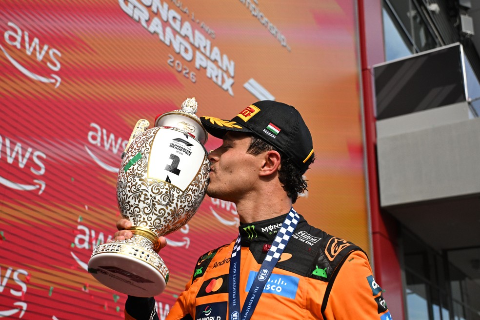Lando Norris beija o troféu de vencedor do GP da Hungria — Foto: Mark Sutton - Formula 1/Formula 1 via Getty Images