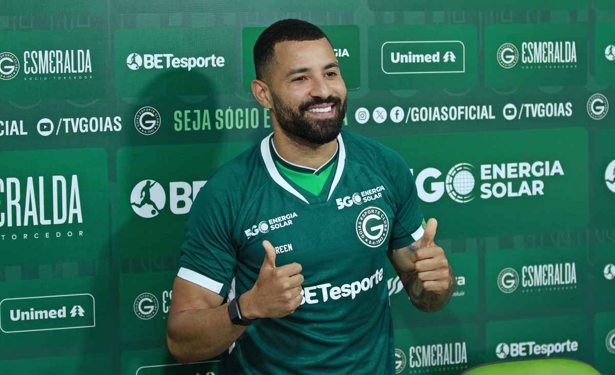 Após 11 anos em Portugal, Aloísio é apresentado no Goiás e diz: 
