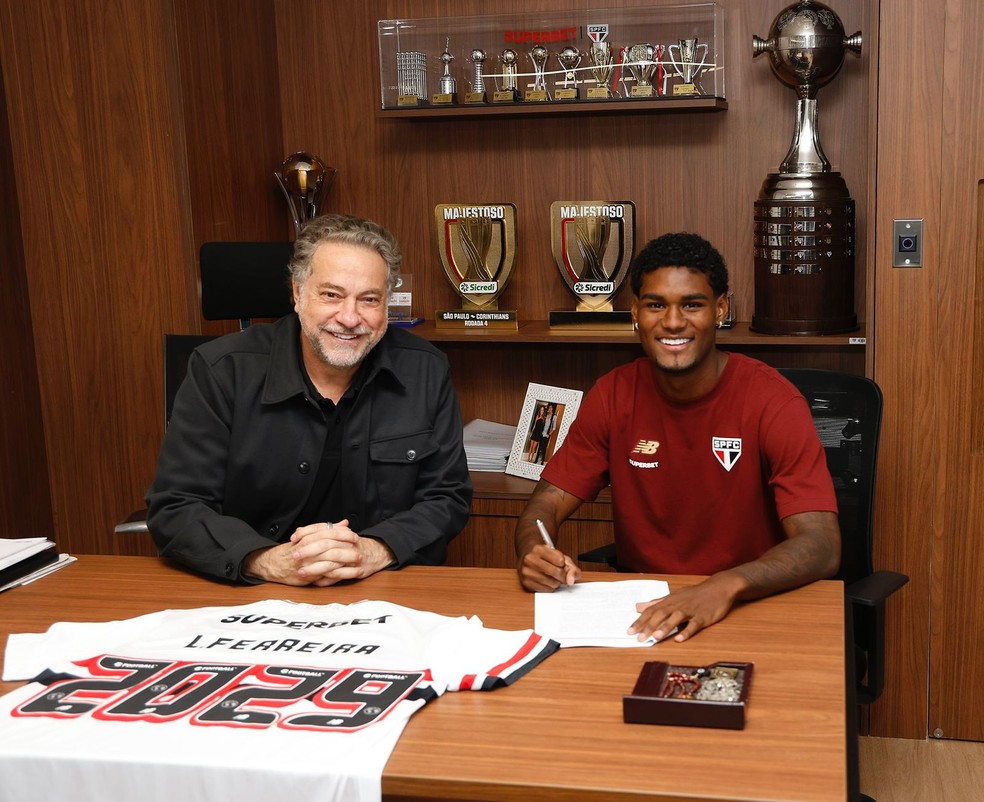 Julio Casares e Lucas Ferreira celebram acordo no São Paulo — Foto: Rubens Chiri/saopaulofc