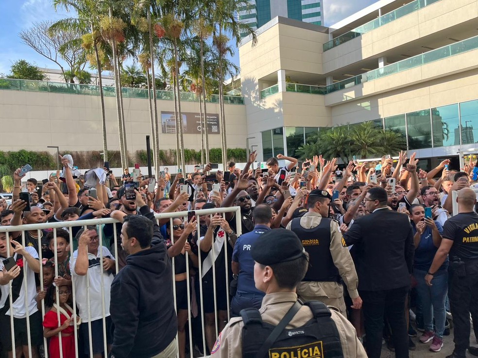 Torcida do Vasco fez festa para receber time em Uberlândia em 2024 — Foto: Filipe Ferreira
