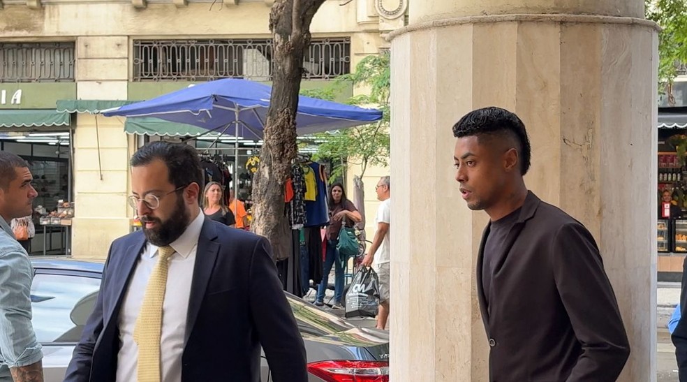 Bruno Henrique chega para o julgamento do STJD  Foto: Emanuelle Ribeiro