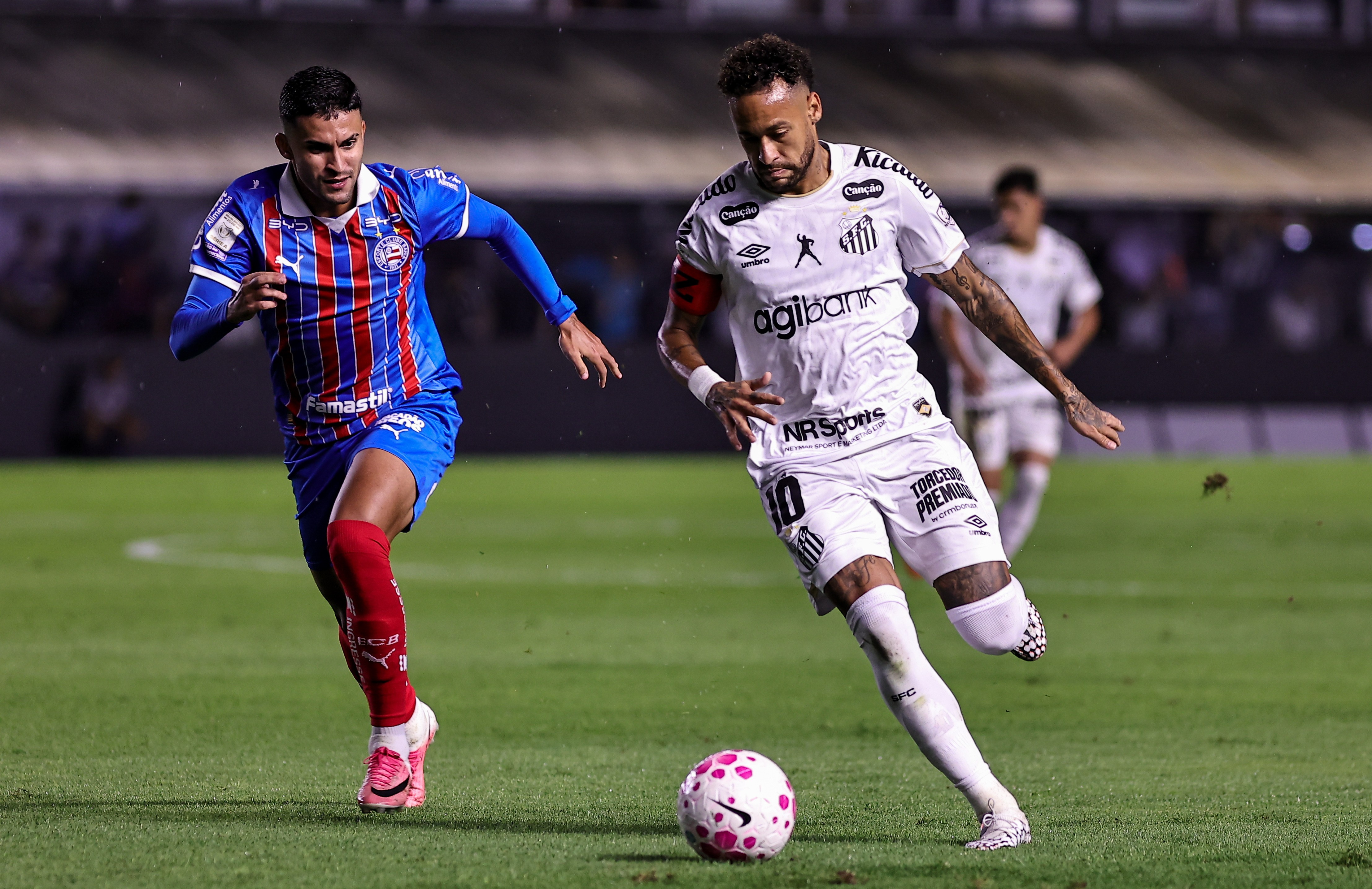Neymar leva terceiro cartão amarelo após confusão e desfalca o Santos em clássico; vídeo