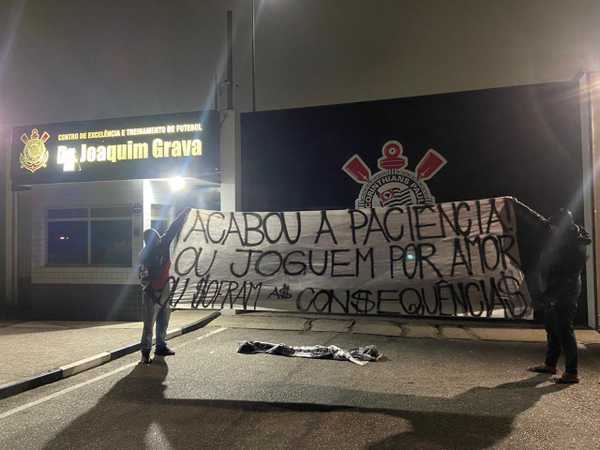 Torcida do Corinthians demonstra insatisfação com diretoria e elenco durante protesto