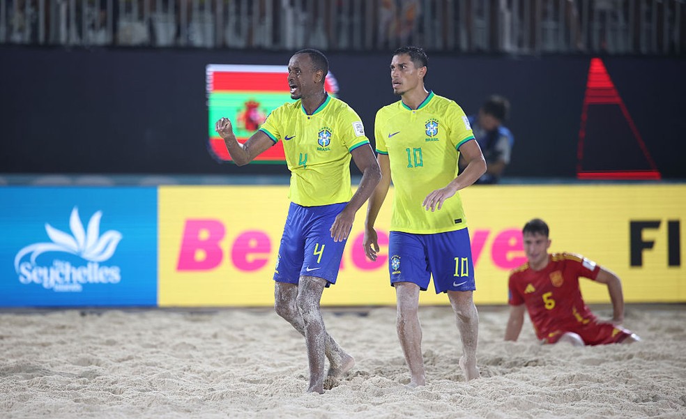 Catarino comemora o quarto do Brasil sobre a Espanha na Copa do Mundo de futebol de areia — Foto: Alex Grimm - FIFA/FIFA via Getty Images