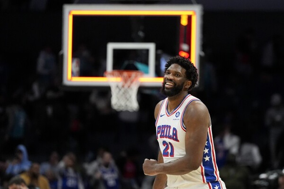 Joel Embiid em ação contra os Hornets — Foto: AP Photo