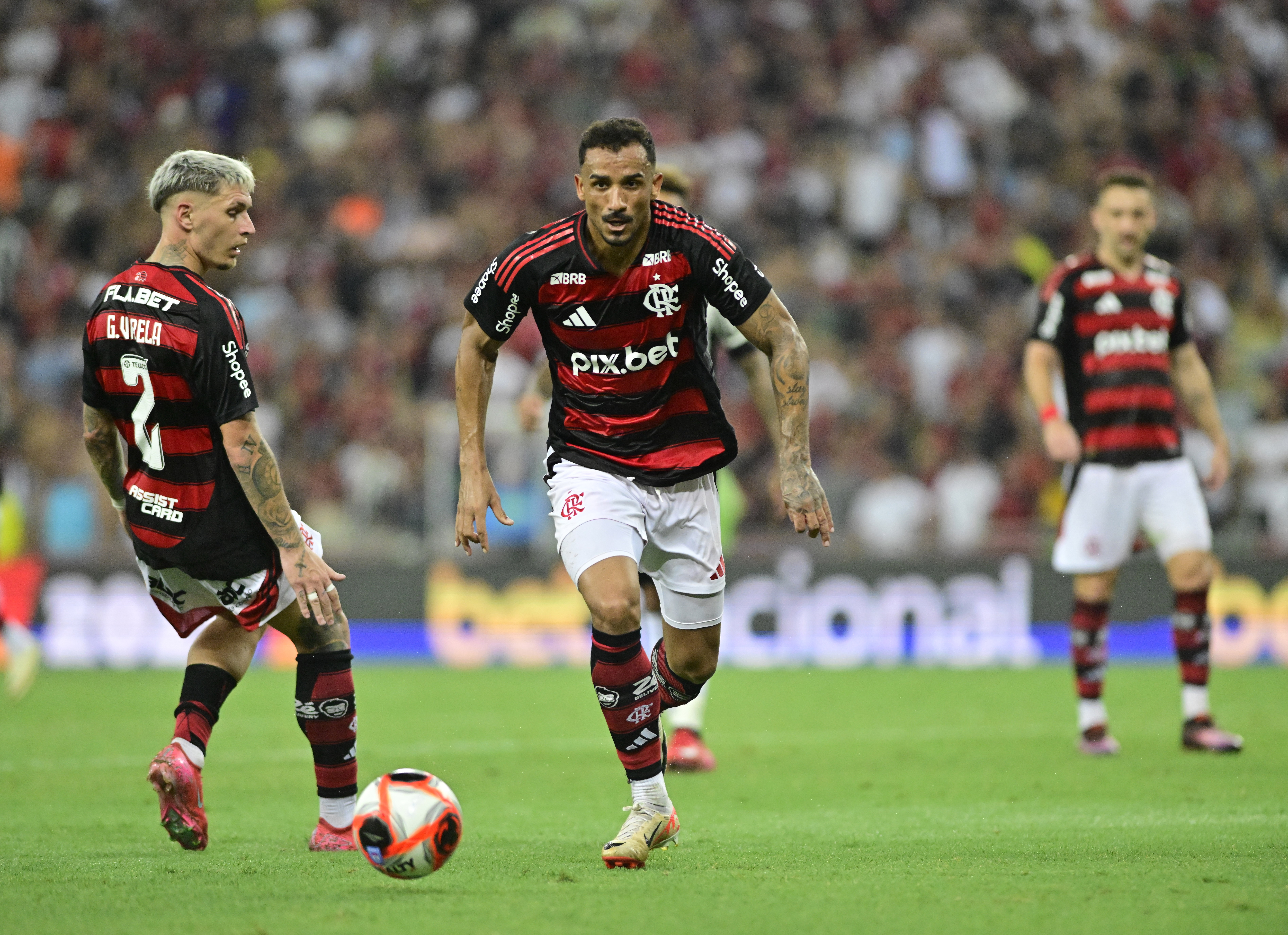 Danilo ainda é dúvida no Flamengo para final contra Fluminense.