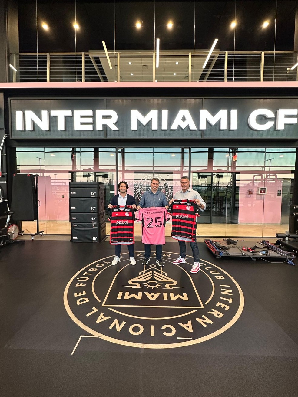 Luiz Carlos, gerente do Flamengo, em viagem para visita técnica da pré-temporada — Foto: Divulgação / Flamengo