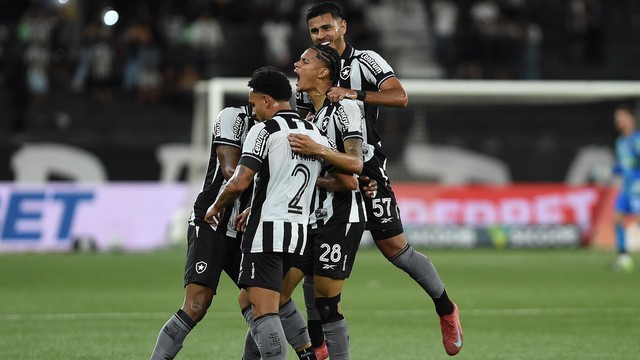 Newton e Vitinho comemoram; Botafogo x Bragantino; Brasileirão 2025