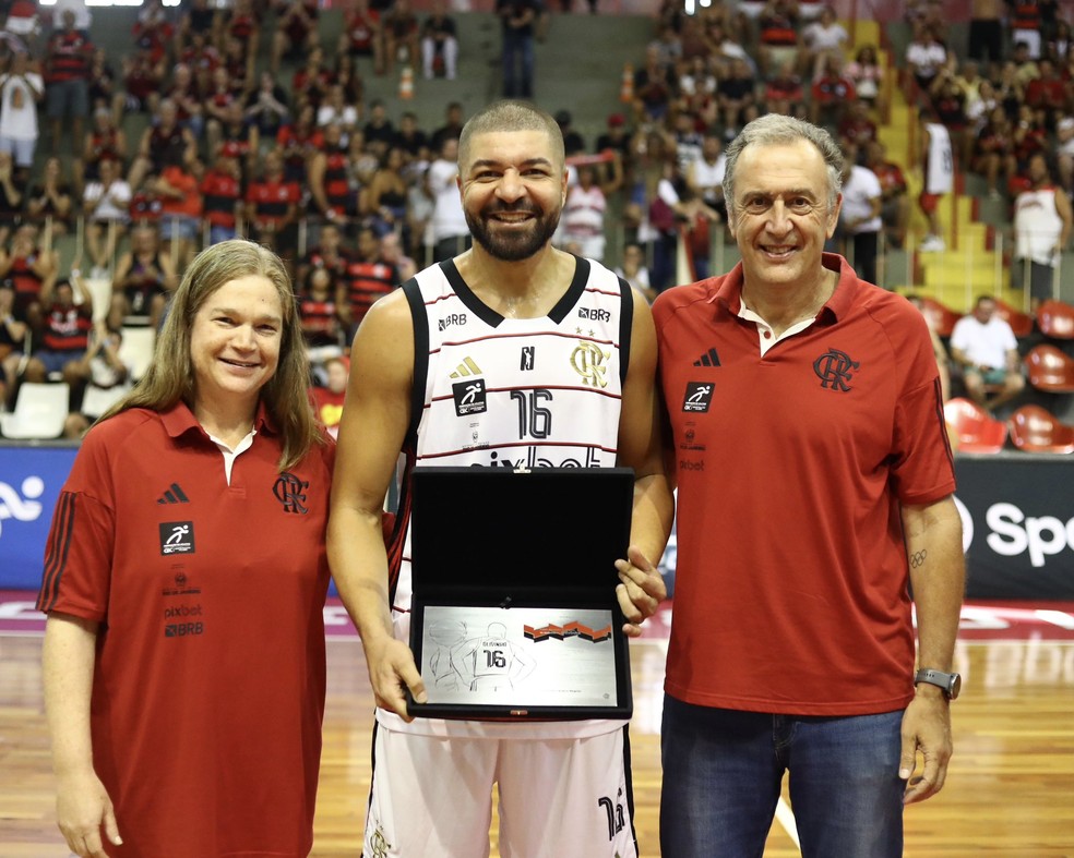 Olivinha é homenageado pelo Flamengo pelos 7 mil pontos — Foto: Flamengo