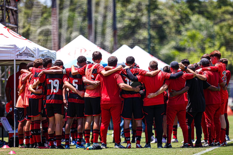 Jogadores do Flamengo fazem a corrente em classificação contra o Nacional — Foto: Rafael Silva/Flamengo