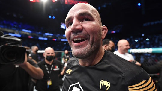 Glover faz treino raiz pré-Spaten: “Corrida, flexão, barra e porrada”