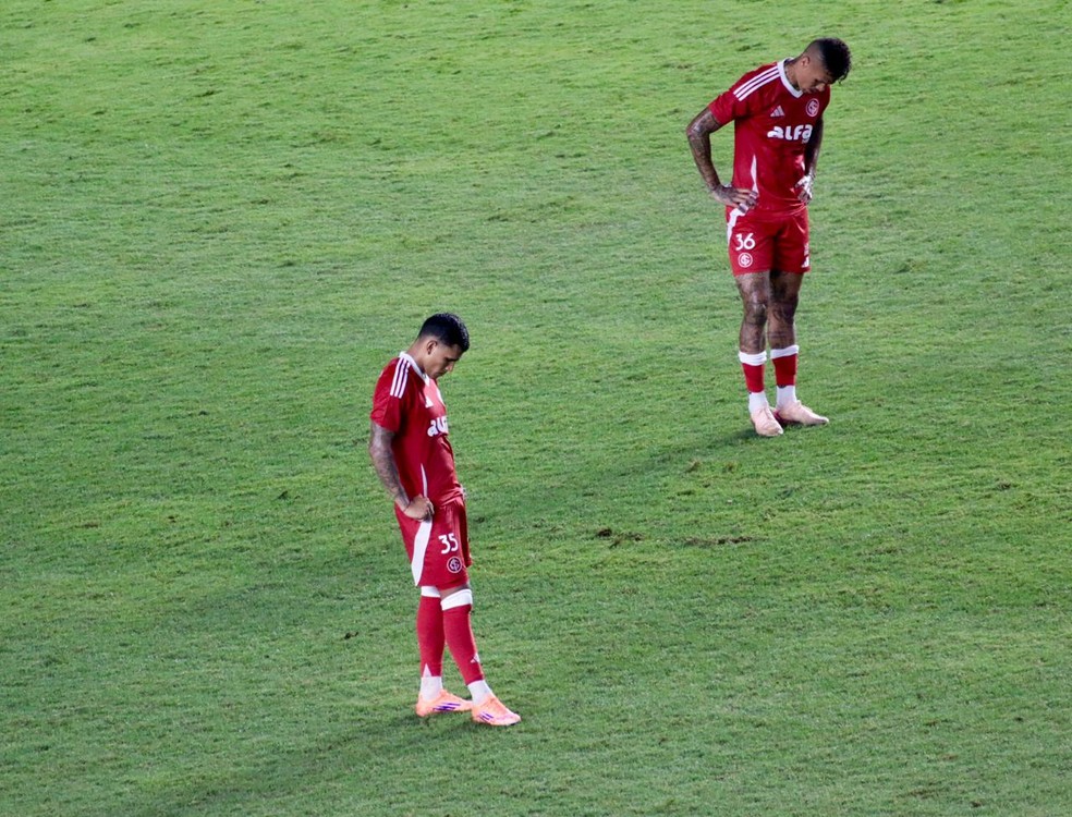 Aguirre e Richard cabisbaixos em São Paulo x Inter — Foto: Tomás Hammes/GE