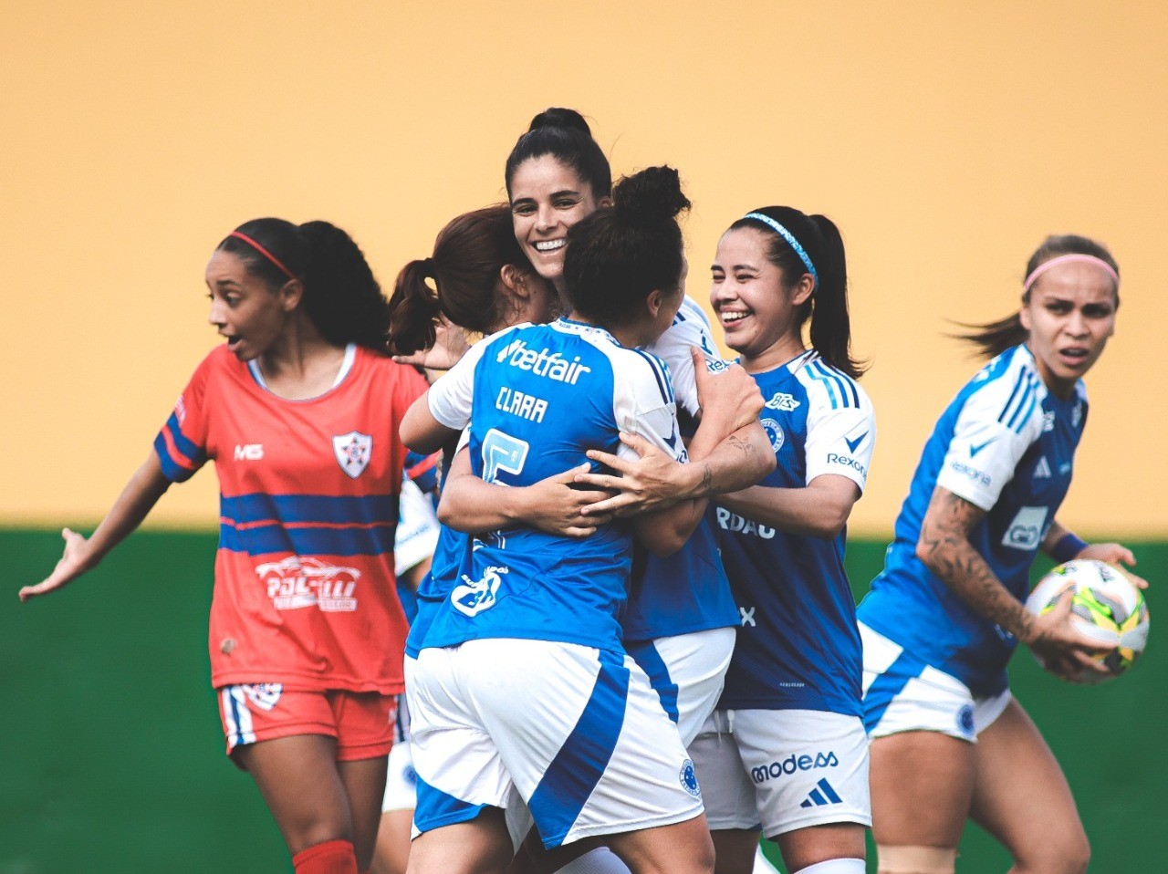 Cruzeiro goleia Araguari em partida espetacular no Campeonato Mineiro Feminino