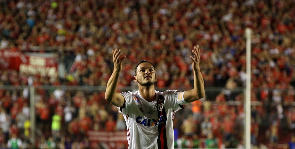 Réver recebe oferta de três anos do Atlético-MG e fica próximo de deixar Flamengo e Internacional