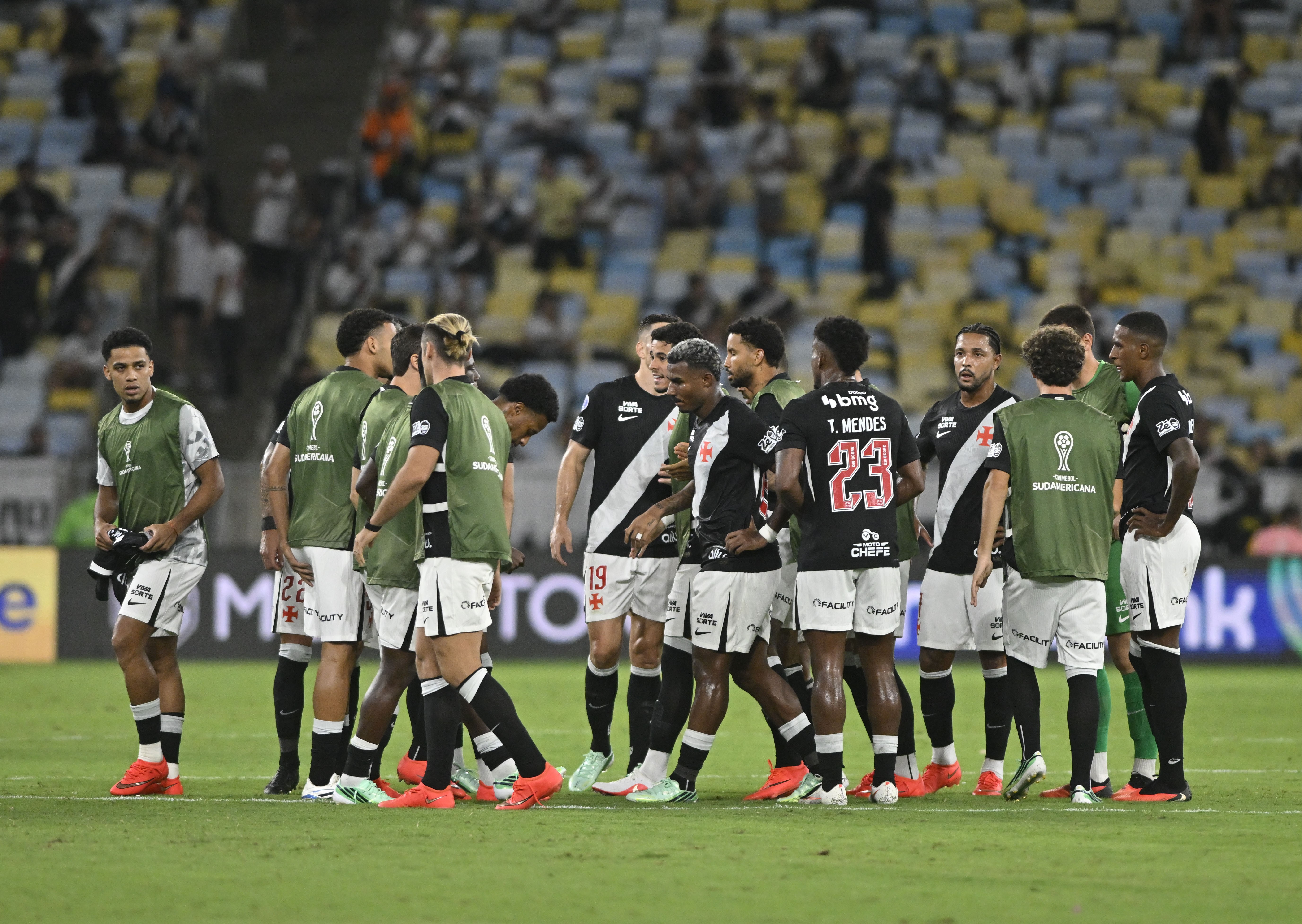 Análise: elenco do Vasco sente o peso do jogo e frustra torcida de forma cruel no Maracanã