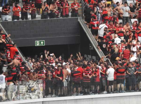 Problemas na entrada de torcedores do Flamengo na Arena MRV