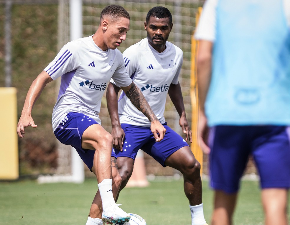 Robert e Nikão durante treinamento do Cruzeiro — Foto: Gustavo Aleixo/Cruzeiro