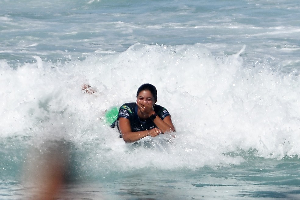 Luana Silva celebra vaga na grande final em Saquarema — Foto: Alexandre Durão