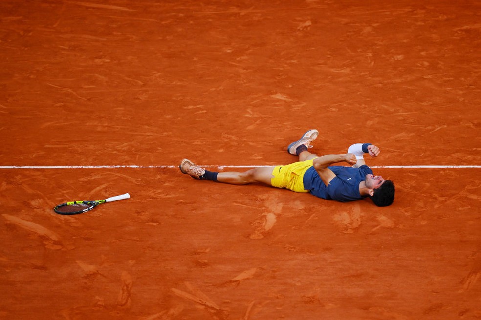 Alcaraz cai na quadra após vencer Zverev na final de Roland Garros 2024 — Foto: Getty Images