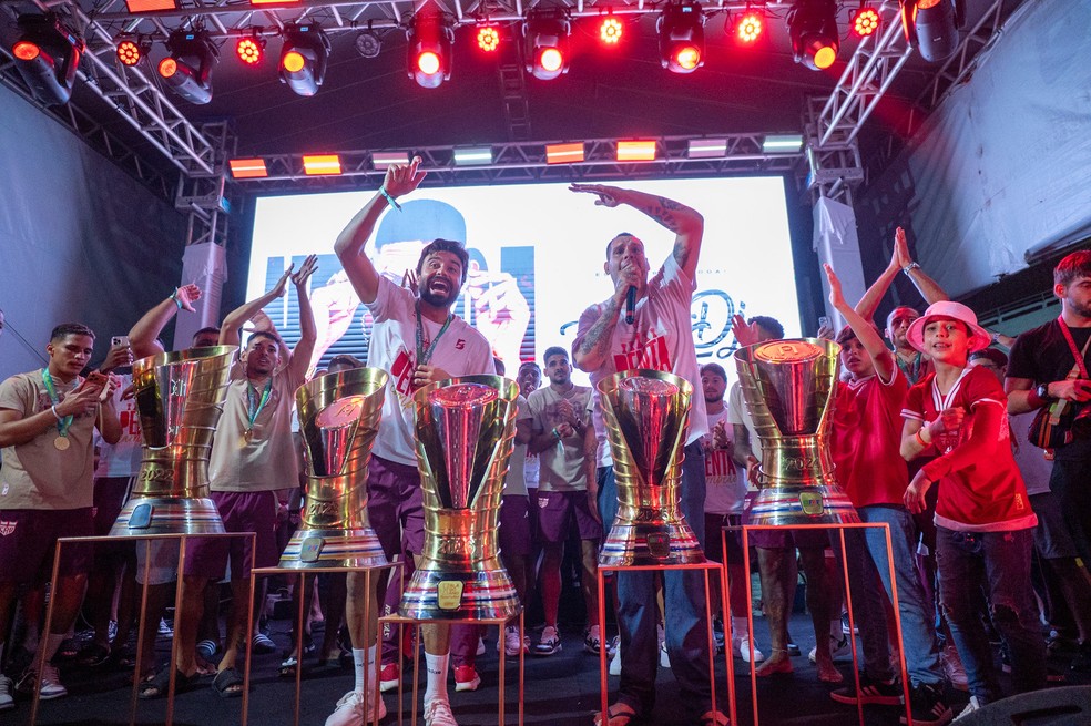 Jogadores do CRB comemoram o penta no Rei Pelé com as cinco taças — Foto: Francisco Cedrim/ASCOM CRB