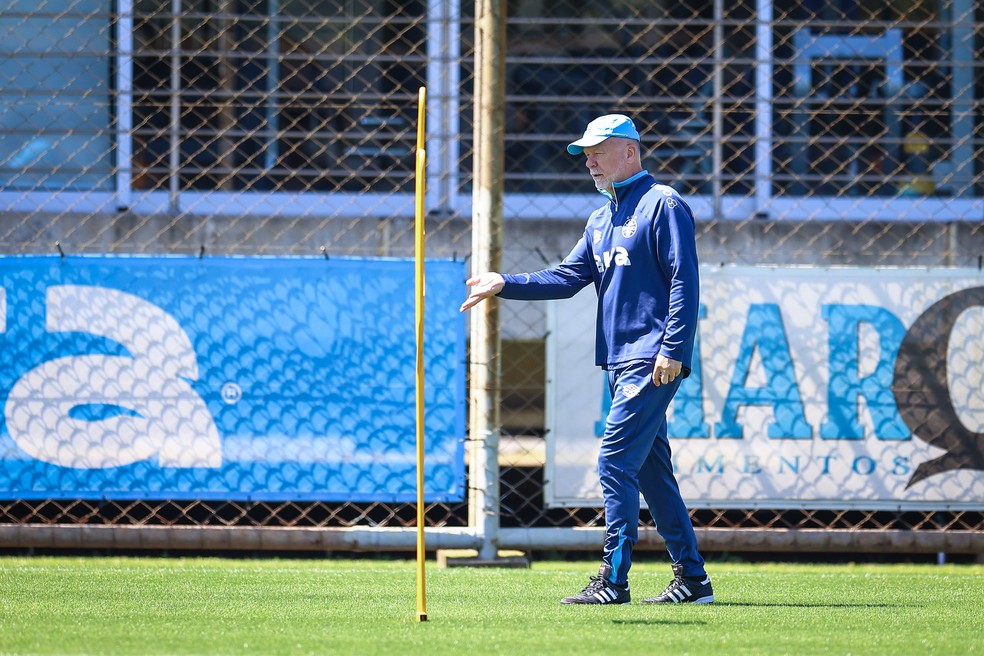 Mano Menezes em treino do Grêmio — Foto: Lucas Uebel/Divulgação Grêmio