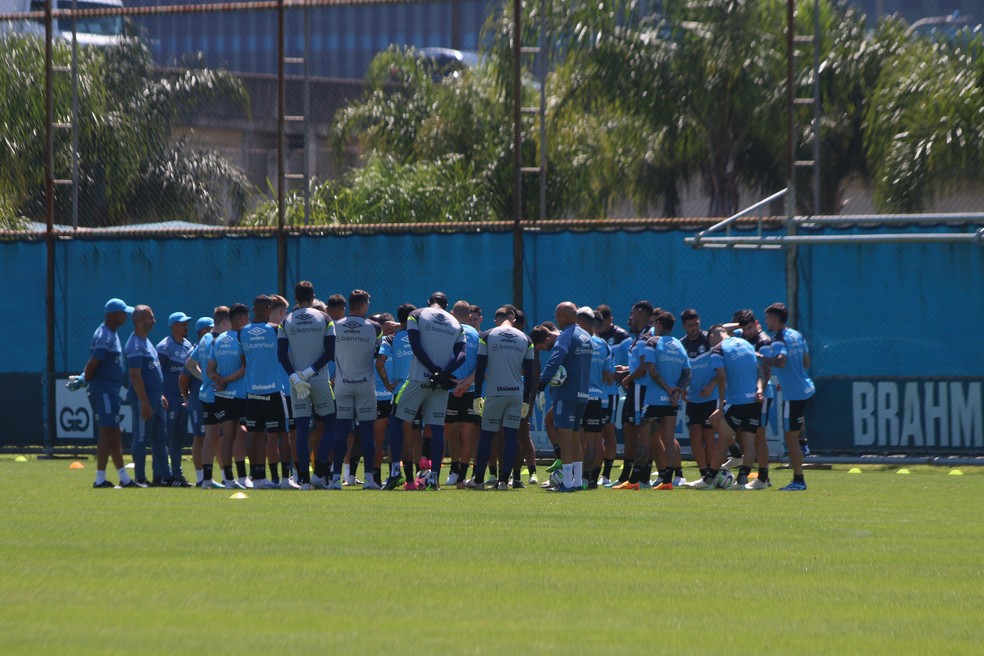 Renato conversa com os jogadores do Grêmio — Foto: João Victor Teixeira