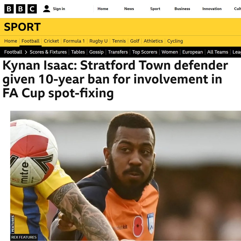 Notícia da BBC de outubro de 2022: Kynan Isaac foi banido por 10 anos por levar amarelo de propósito — Foto: Reprodução