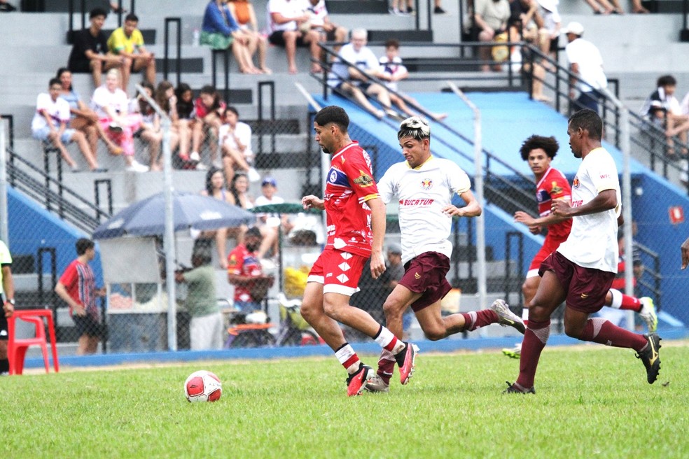 Jogadores do VEC tentam dar o bote em jogo contra o Porto Velho — Foto: Josiel Silva
