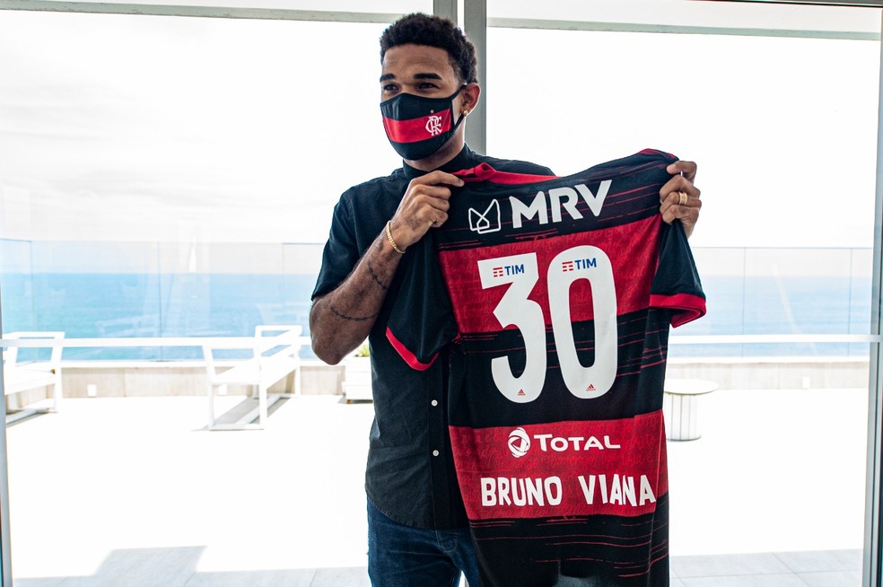 Bruno Viana na chegada ao Rio em 2021 — Foto: Marcelo Cortes/Flamengo