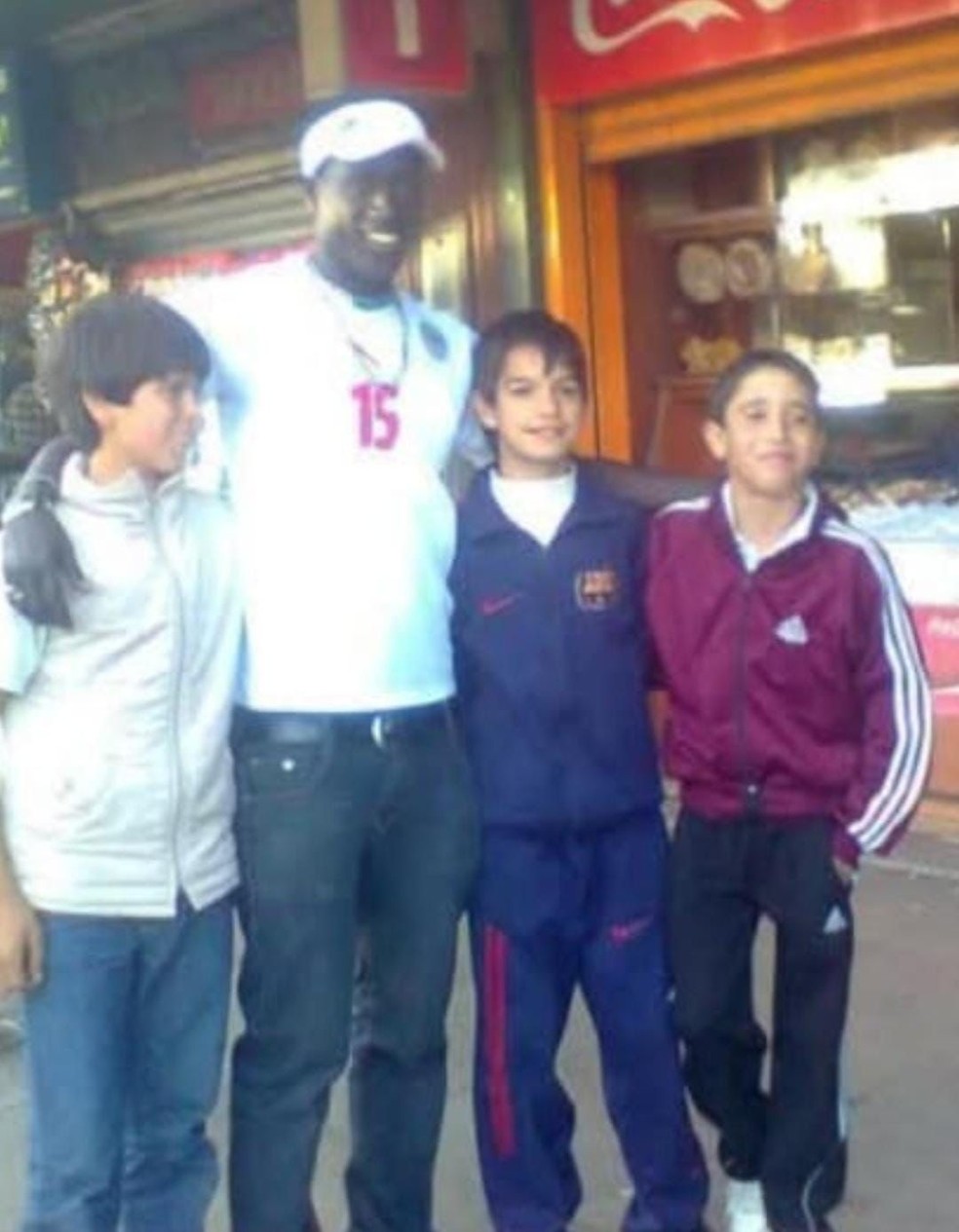 Flaco López, com outros dois garotos e um vendedor nigeriano, em viagem para fazer testes no futebol — Foto: Arquivo Pessoal