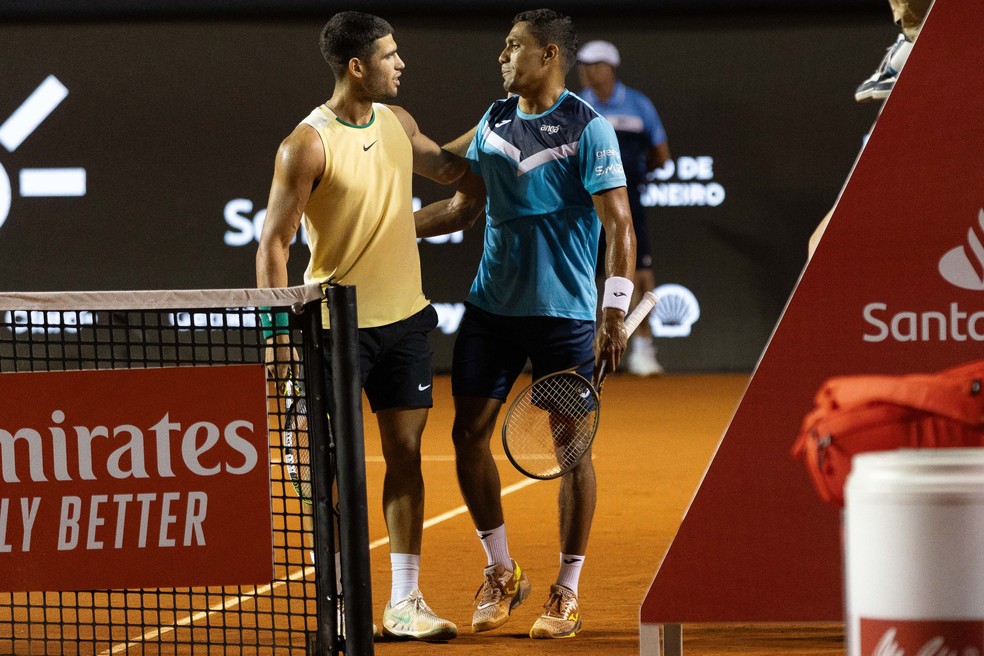 Carlos Alcaraz e Thiago Monteiro se cumprimentam após a partida — Foto: Rio Open