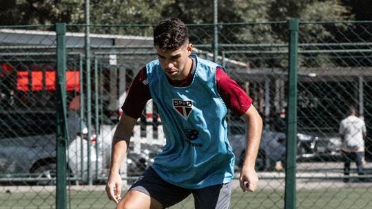 Volta no Choque-Rei? Como está a recuperação de Oscar no São Paulo - Camisa 8 tem evoluído bem em tratamento de lesão, e presença em lista de relacionados para clássico contra o Palmeiras depende dos próximos dois treinos