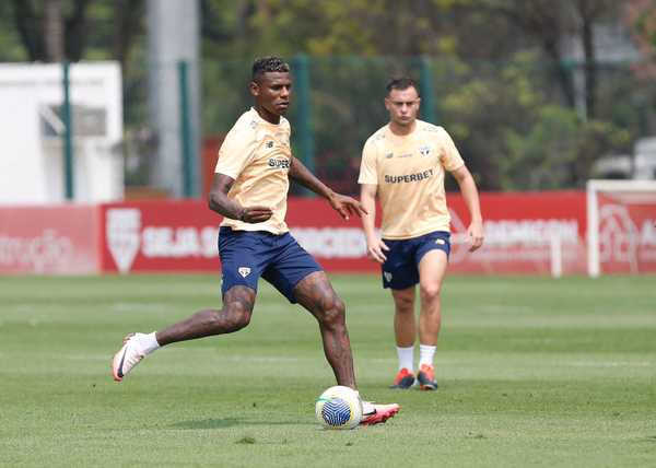 Treino de finalizações do São Paulo antes de jogo decisivo contra Atlético-MG.