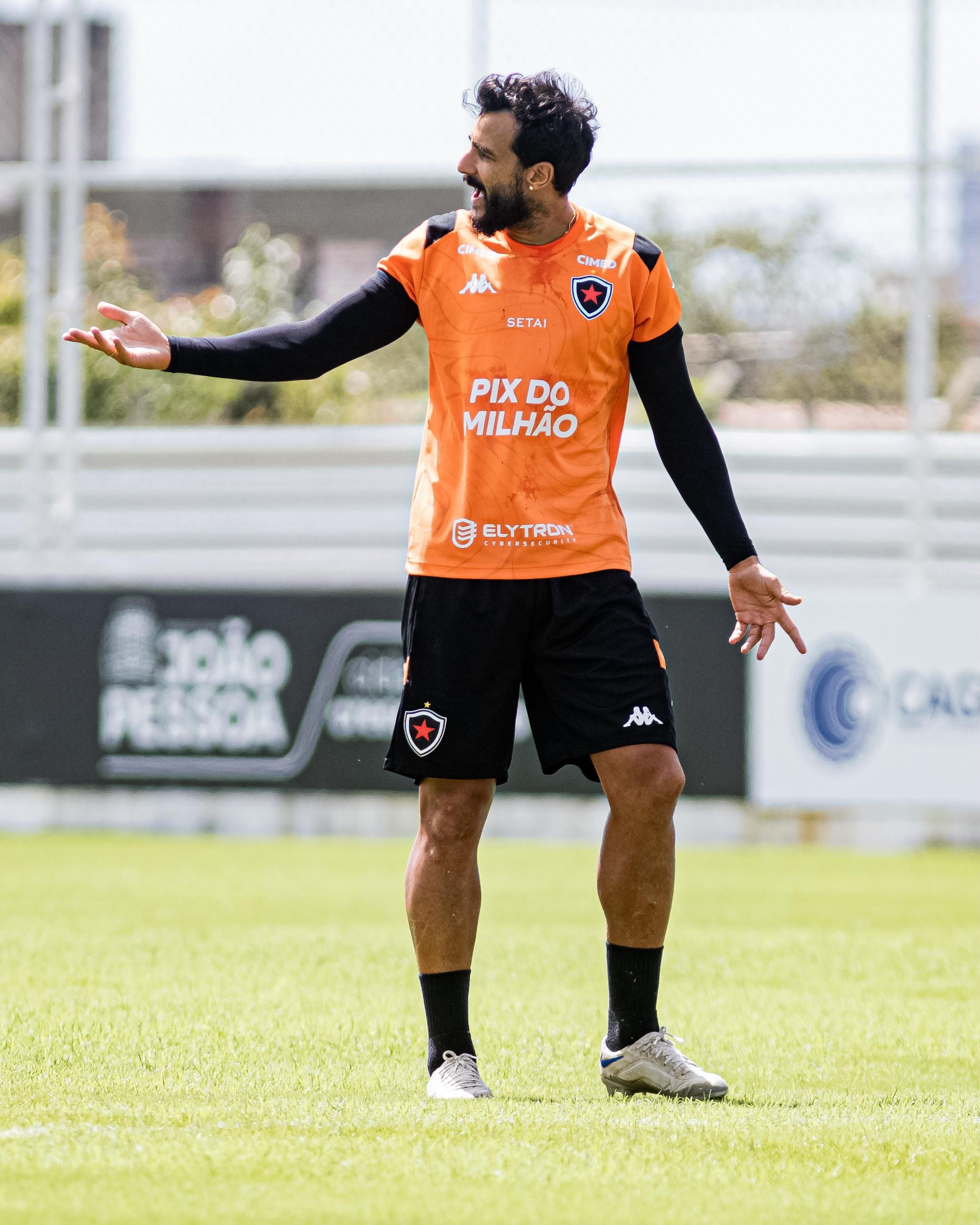 Em vídeo, Henrique Dourado se explica após gestos obscenos contra a torcida do Botafogo-PB