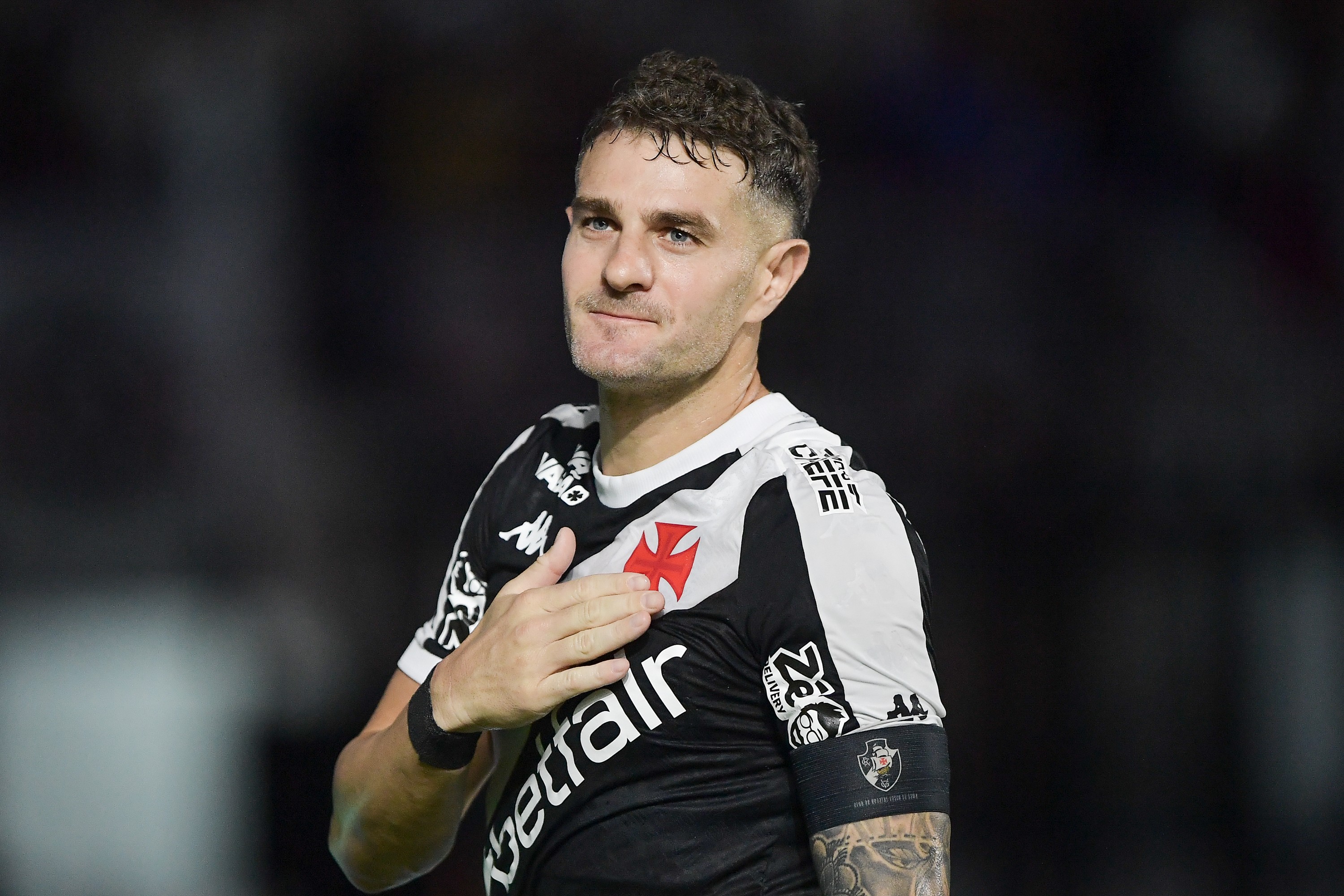 Vegetti comemora classificação do Vasco e cita