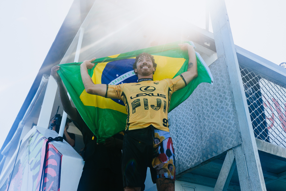 Yago Dora é campeão mundial em Fiji — Foto: Cait Miers/World Surf League