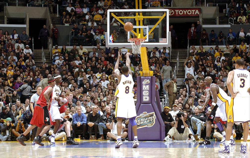Leilao reune 86 objetos de Kobe Bryant como anel tenis e sumula do jogo em que marcou 81 pontos nba ge