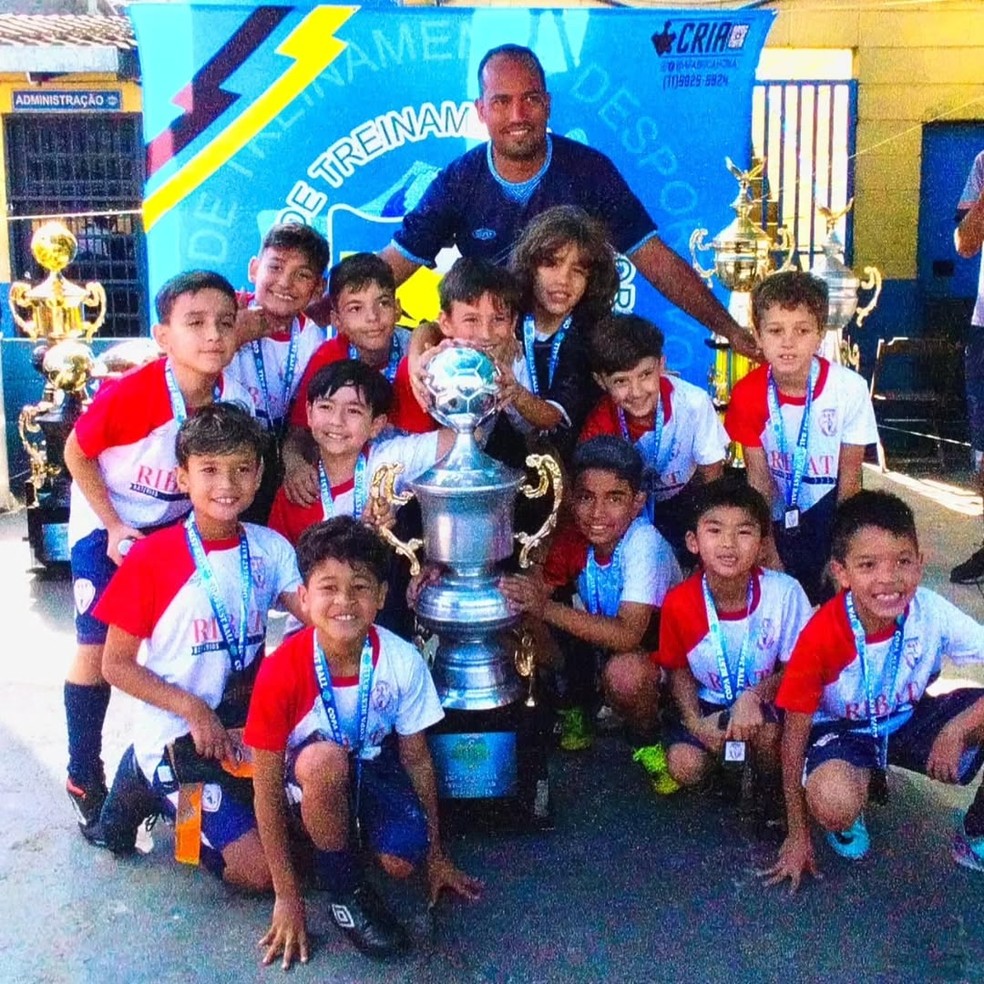 Roger Guerreiro com o time de garotos que treina em sua escolinha — Foto: Divulgação