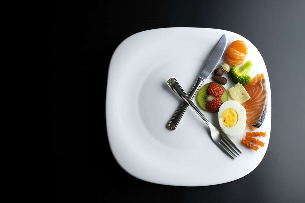 Jejum intermitente: quando há uma alternância entre momentos em jejum e janelas de alimentação — Foto: Istock Getty Images