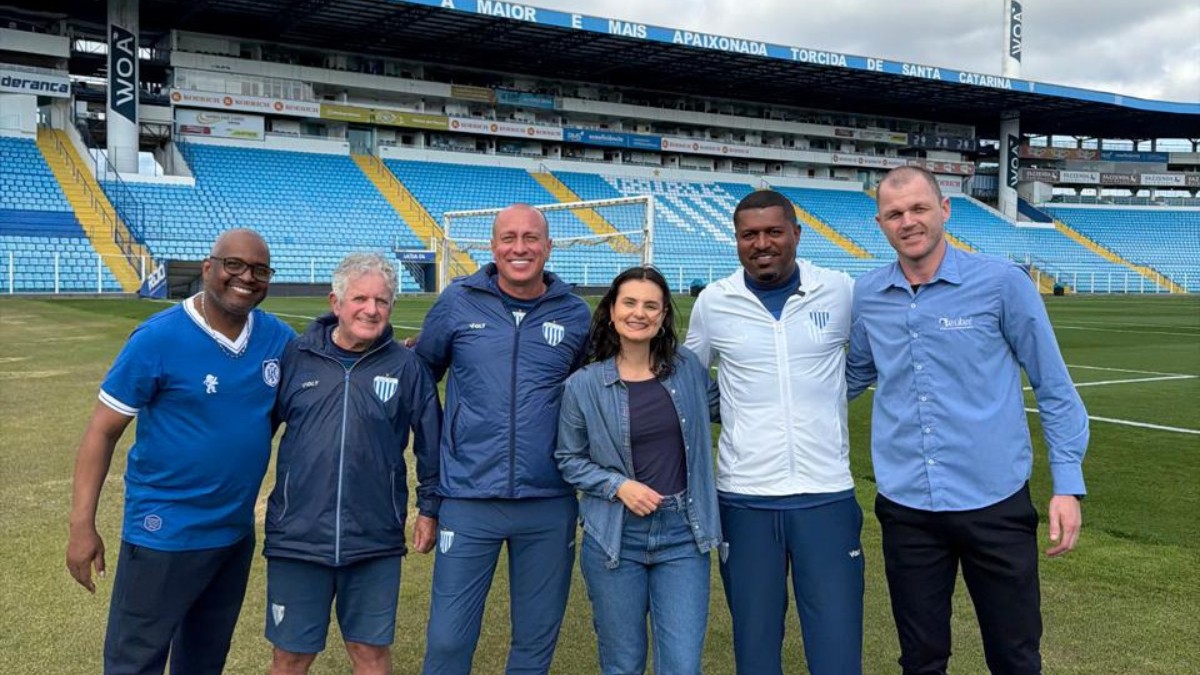 Jogadores e torcedores do Avaí em celebração no estádio Ressacada