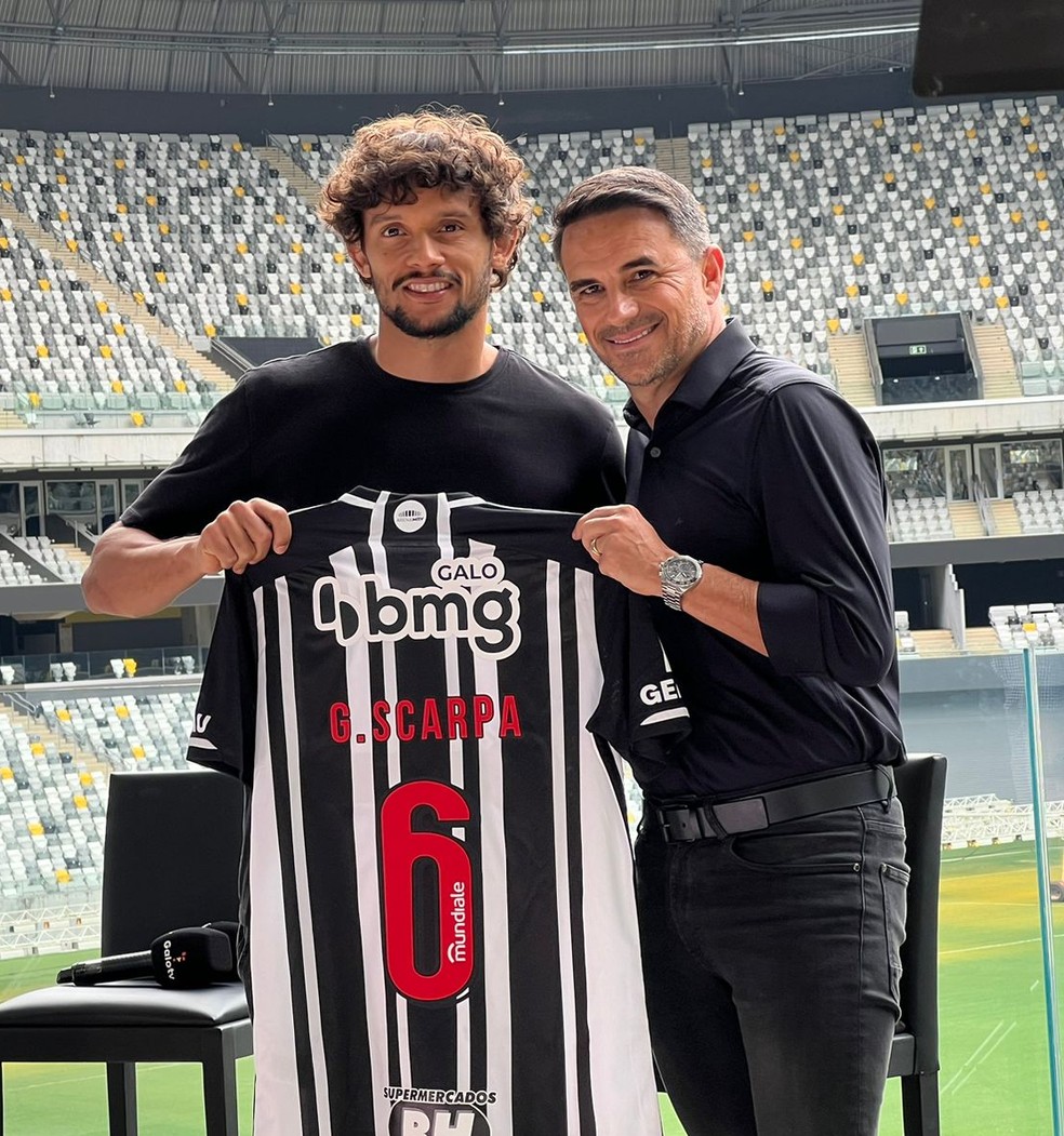 Gustavo Scarpa recebe a camisa 6 do Galo — Foto: André Ribas