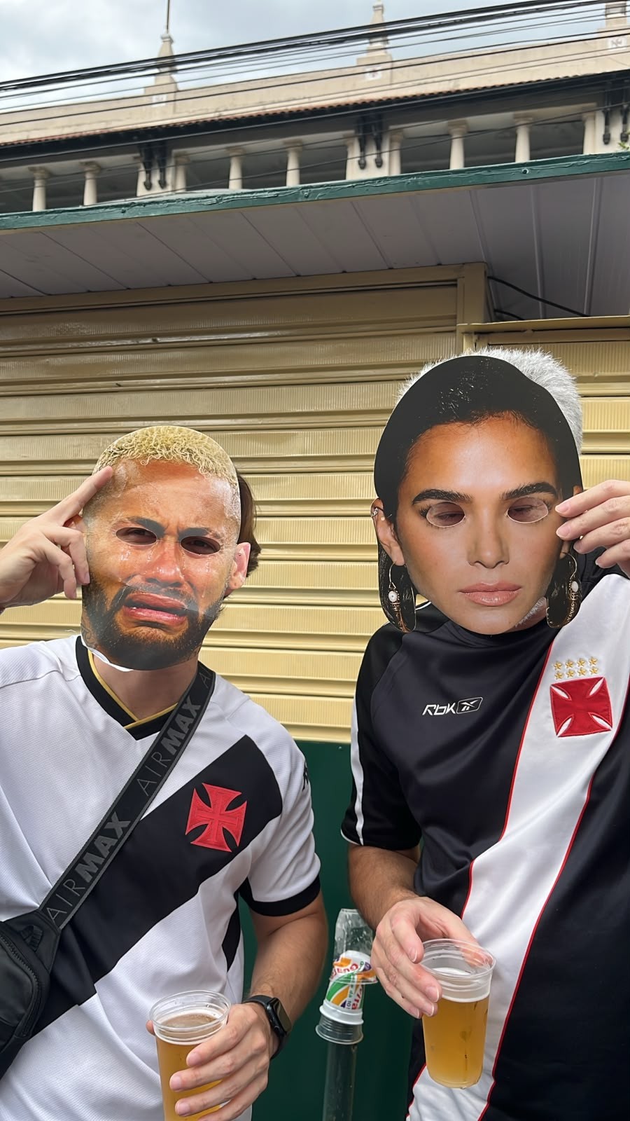 Torcida do Vasco distribui máscaras de Neymar chorando e Bruna Marquezine antes de jogo contra Santos