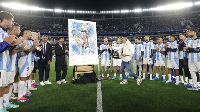 Di Mar�a recebe homenagem antes de jogo da Argentina contra o Chile