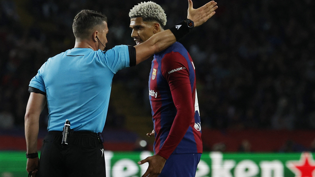 Ronald Araújo reclama de expulsão em Barcelona x PSG