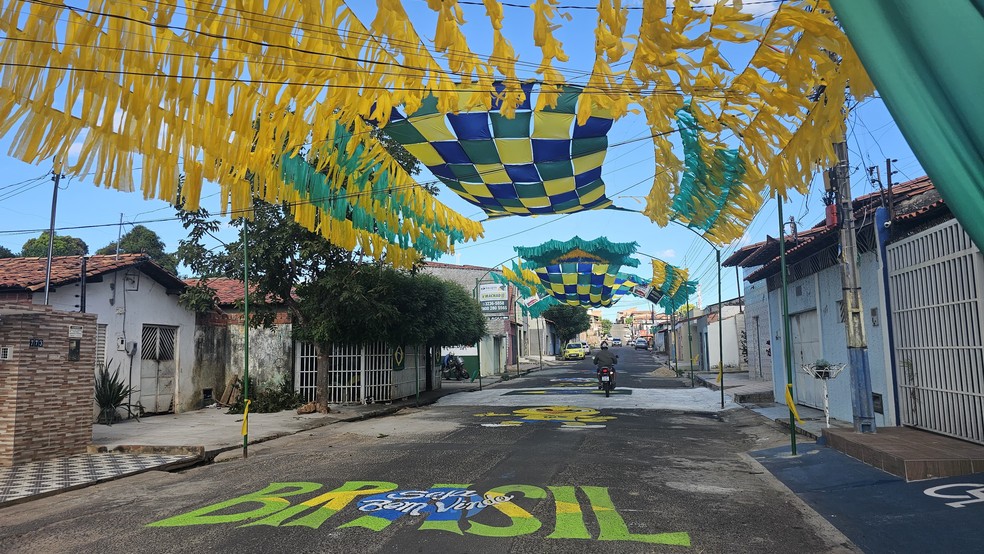 Quarteirão da Copa: moradores decoram a rua Ari Barroso — Foto: Maurício Soares