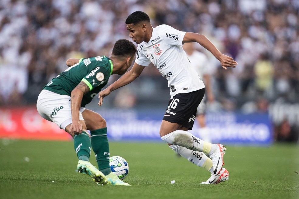 Wesley dribla Marcos Rocha no 1º tempo do Derby em Itaquera — Foto: Leonardo Sguaçabia