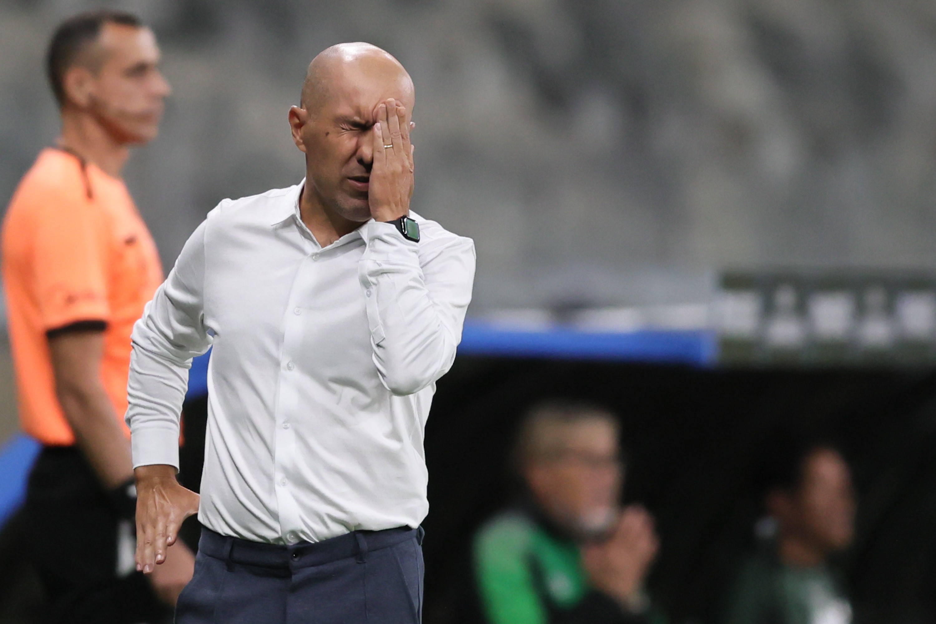 Técnico do Cruzeiro assume responsabilidade por derrota e comenta declarações do dono da SAF