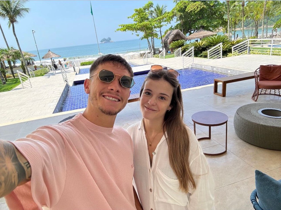 Rodrigo Garro curte praia com a namorada em folga do Corinthians — Foto: Reprodução/Instagram