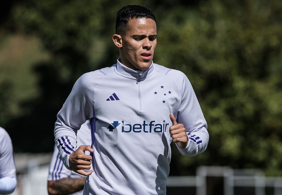 Wallisson durante treinamento do Cruzeiro — Foto: Gustavo Aleixo/Cruzeiro