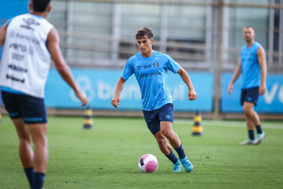 Tiaguinho, de 16 anos, vem treinando diariamente com o profissional — Foto: Lucas Uebel/Grêmio FBPA